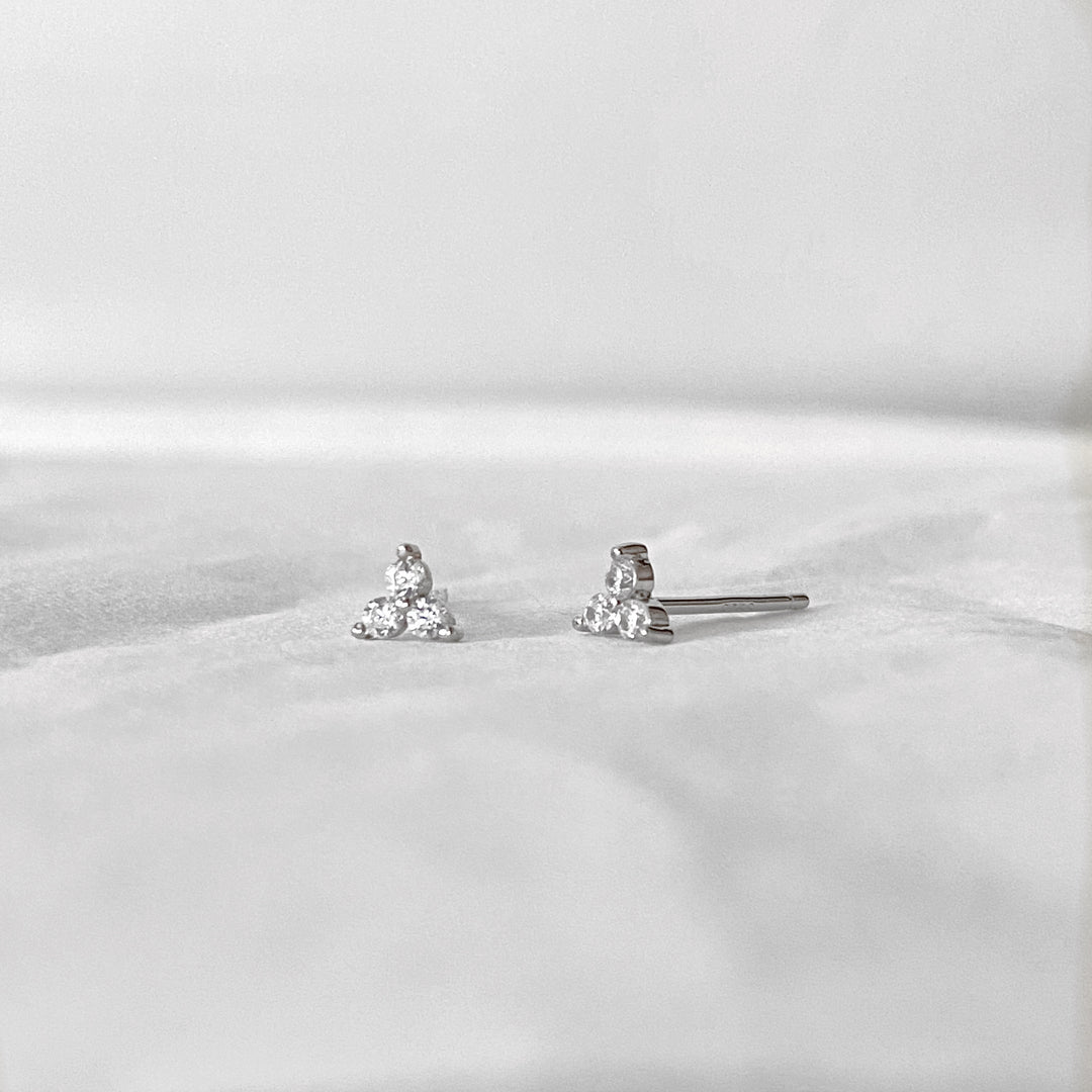KOI SILVER WHITE EARRINGS